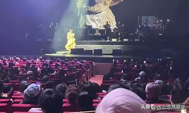78岁连路都走不稳还开演唱会，全网骂声一片，她却扬言回馈粉丝