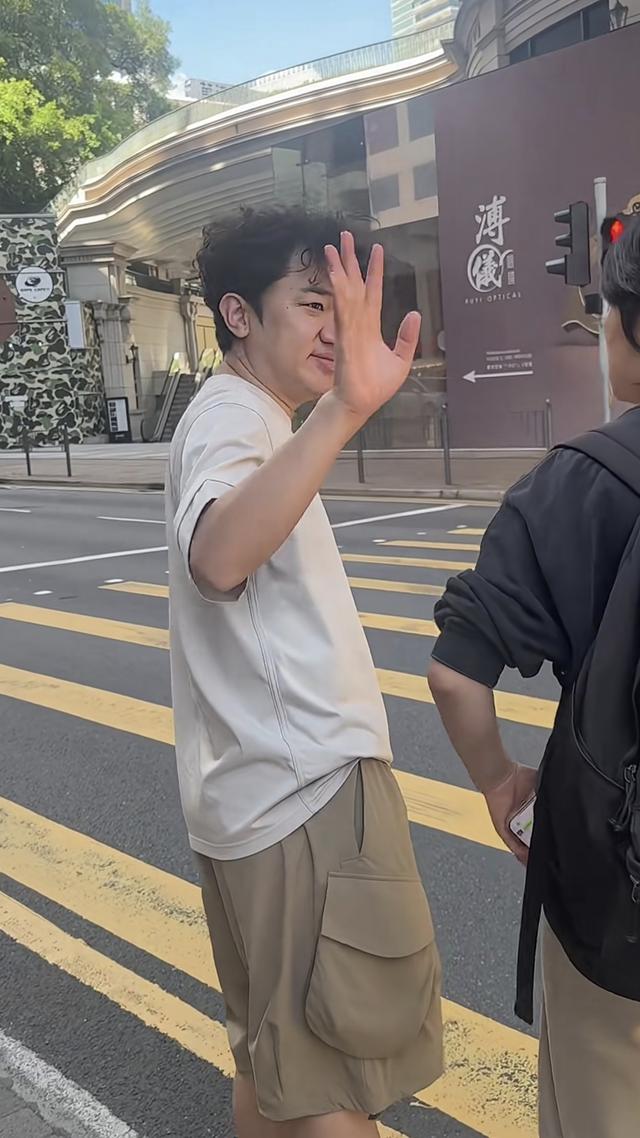 香港街头偶遇王祖蓝，本人非常低调随和，鼻子好大，好像还没睡醒