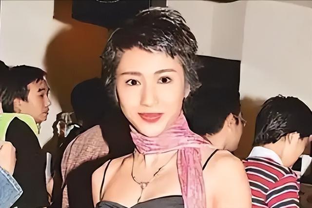 被老头“糟蹋”的3位女星，个个美艳动人，却鲜花插在牛粪上！