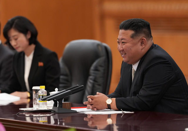 朝鲜核潜艇正式亮相！8700吨巨兽，半岛安全格局正在彻底改写？