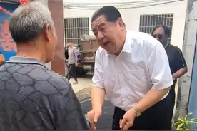 江苏酒厂慰问姜萍父亲，送了俩大铁牛，网友：今世缘错失良机图片