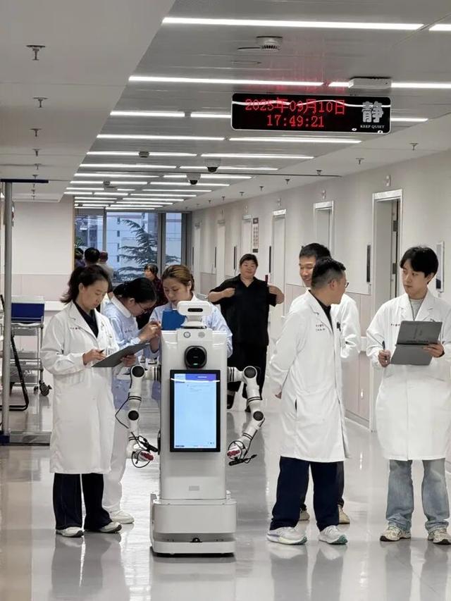 上海一医院宣布：试用高约1.6米人形机器人！预诊只要5-8分钟，1天服务超60人
