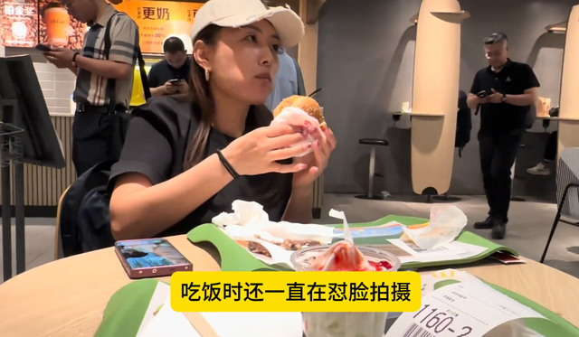 踢到铁板！印度高种姓游上海，让沪爷低三下四伺候，被骂一顿轰走