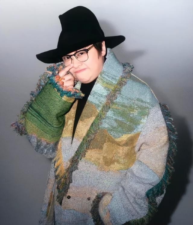 54岁韩红瘦40斤美到认不出	，穿夹克配马丁靴，时尚得像变了个人