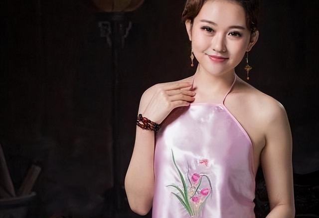 民国天乳运动到底有多疯狂？妇女束胸被禁止，发现一次罚款50大洋