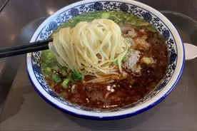 兰州拉面，兰州牛肉面，到底谁是正宗？内行人戏称肉丁和肉片之争图片