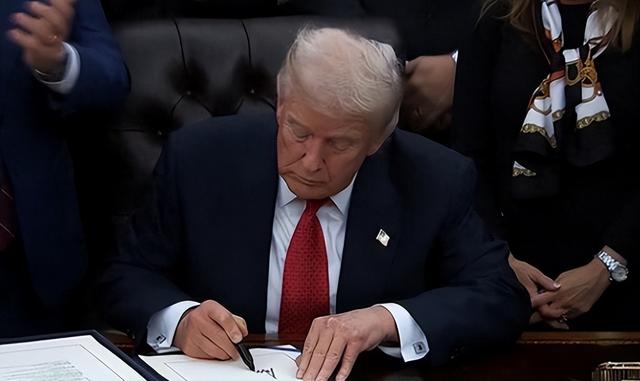 全世界都被特朗普耍了！打击伊朗只是个幌子	，真正目标已布局四年