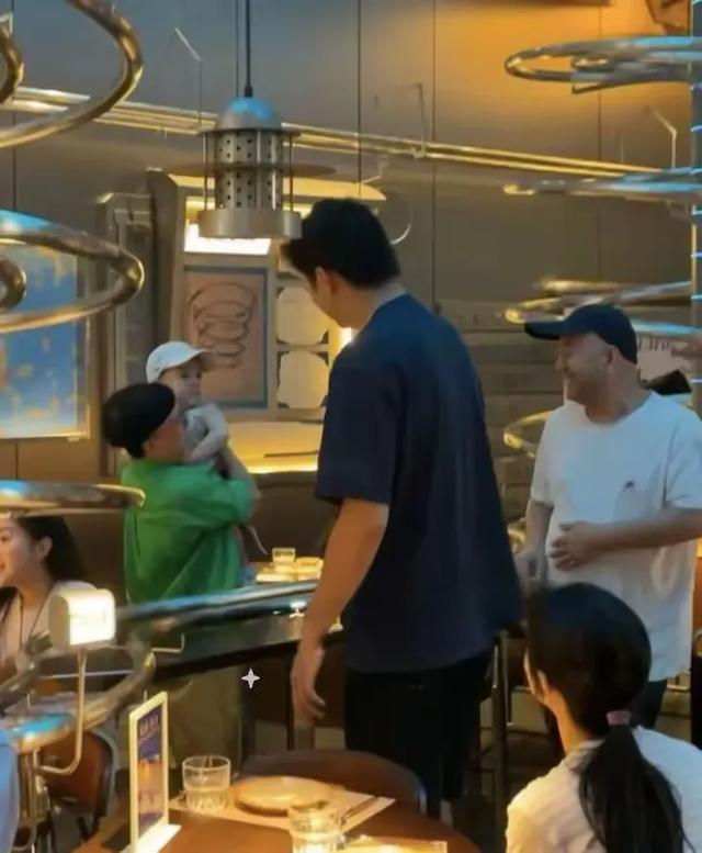 金龟子和女儿女婿在北京逛街，穿衣打扮一言难尽，抱着外孙好慈祥