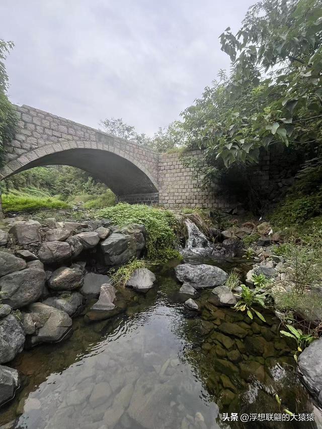 在邹平上回村可以攀爬摩诃峰，但俺没爬，俺买了农家菜打了山泉水