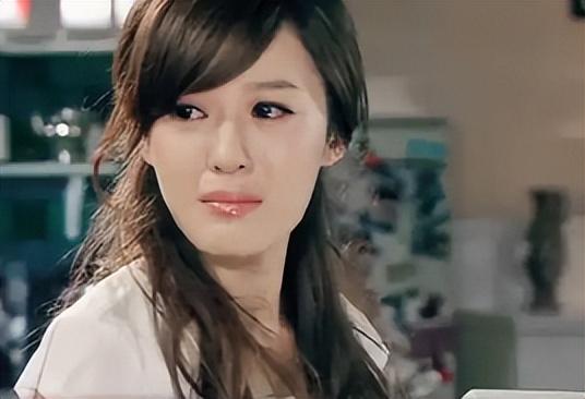 比整容还离谱！39岁江疏影现身活动，脸僵似硅胶，造型丑到认不出