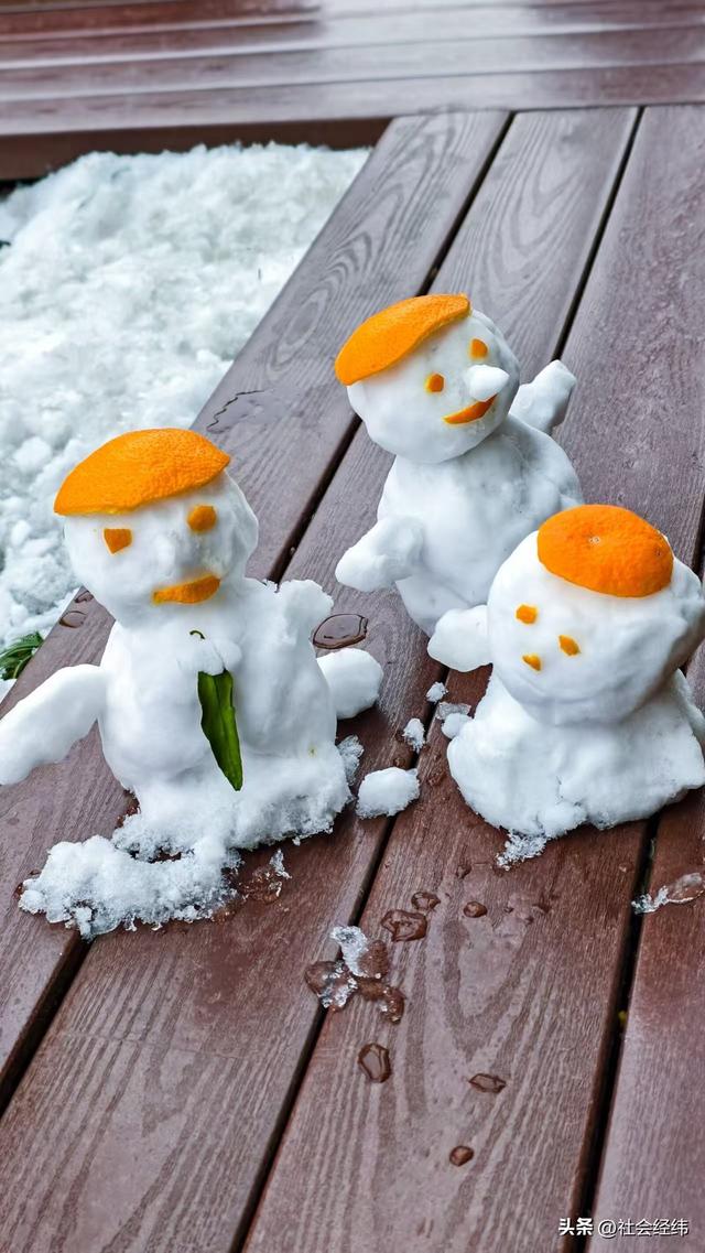 大寒雪落秦淮畔 四秩灯会映金陵 古建银装裹红韵入画来