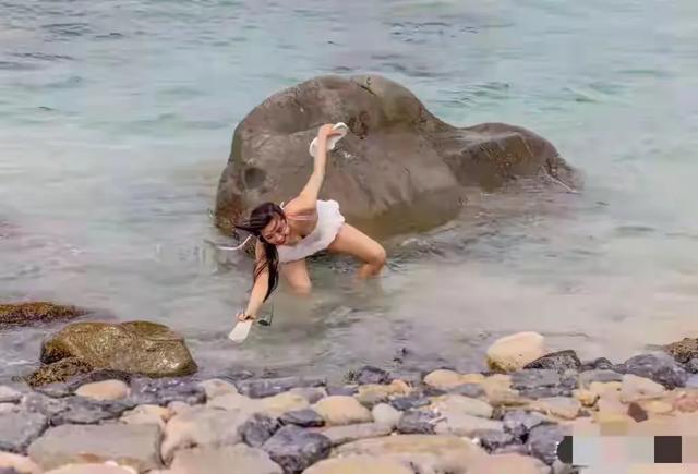 河北秦皇岛一校花太漂亮了,五官精致, 鞋码37,美得让人移不开眼