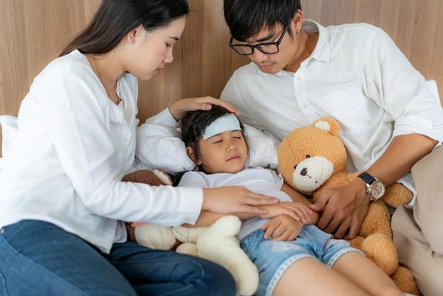 继父搂着12岁继女睡觉，妈妈勃然大怒，了解原因后抱着老公感谢