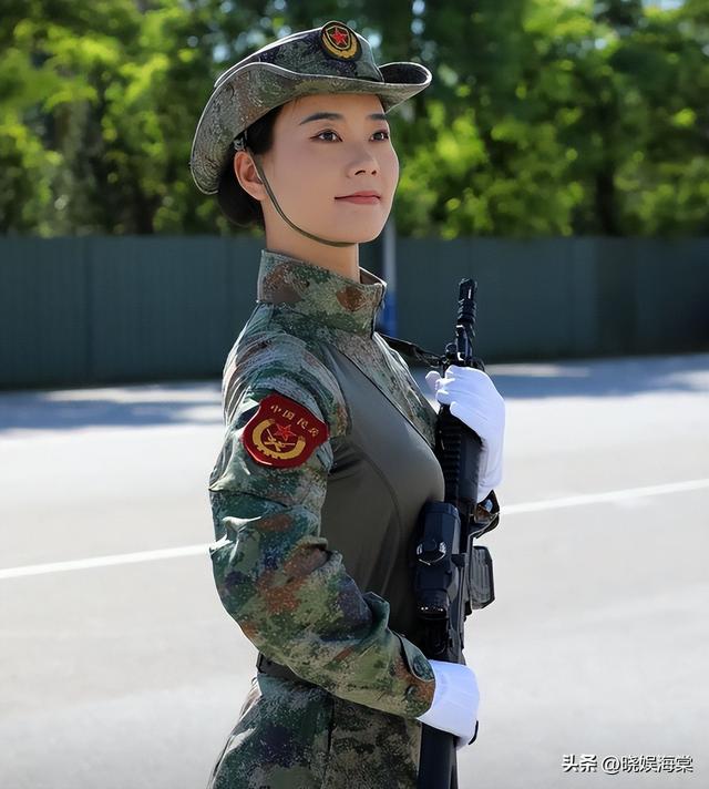 女民兵李思颖阅兵回家后仅半天，又官宣新身份！这才是该追的星