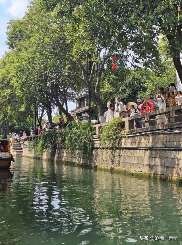 平江路的热闹，河里乌篷船歌声，街边卡拉OK歌声，石桥上吉他声