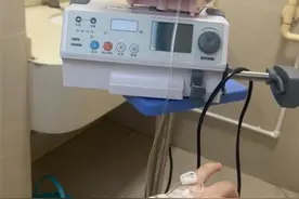 孕妇自称在动车上被行李箱砸中腹部，导致孩子早产离世，铁路方回应图片