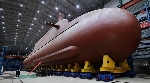 朝鲜出手了，金正恩亲临现场，一颗导弹砸向日本海，高市早苗傻眼