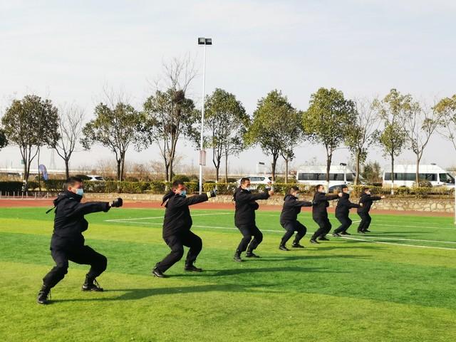 干保安面对别人不尊重，愤怒是下策，高手这样做，让他敬佩又害怕