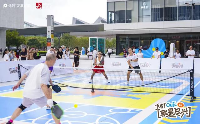 浦东嘉年华丨“星星人”甜蜜空降，“折上折”购物狂欢……快来解锁陆家嘴假期消费新玩法