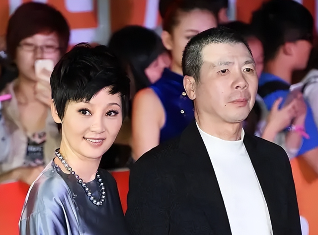 演都不演了！离婚谣言澄清后，冯小刚亲手撕下徐帆的“体面”
