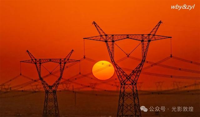 甘肃敦煌：大漠孤烟直 电网落日圆