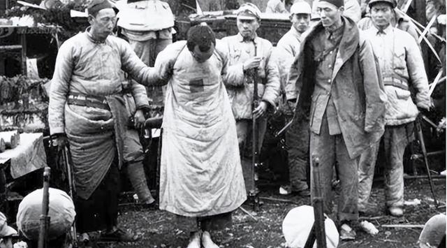 1950年，解放军剿匪到尼姑庵，一战士：这个小尼姑的胸脯有点大！