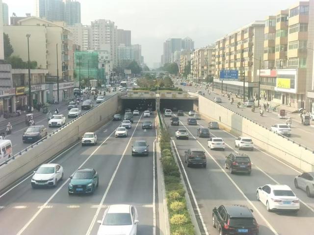 暴雨后郑州市区交通秩序已恢复正常