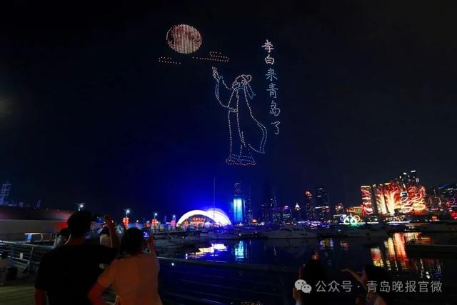 青岛之夏艺术灯会成岛城顶流，这里人“鼓”了，凑齐青岛消夏“四件套”！