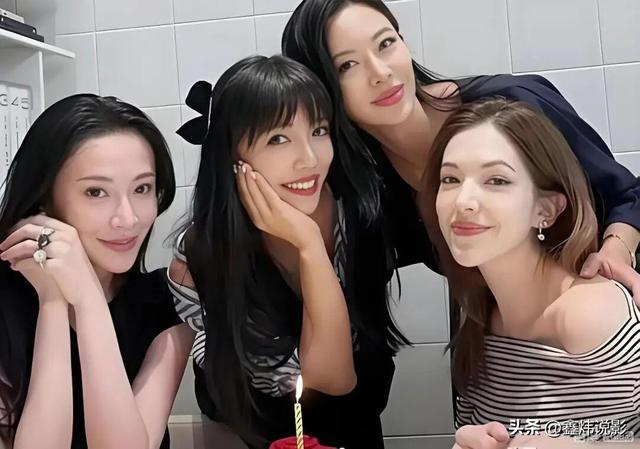 438人见证的梦幻婚礼，3万白玫瑰不敌李靓蕾深V战袍