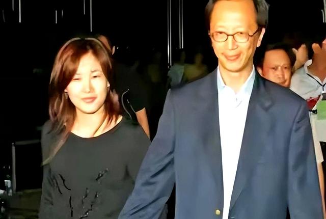 67岁丈夫花心，与妻子密友关系暧昧，跳水皇后伏明霞真嫁得好吗