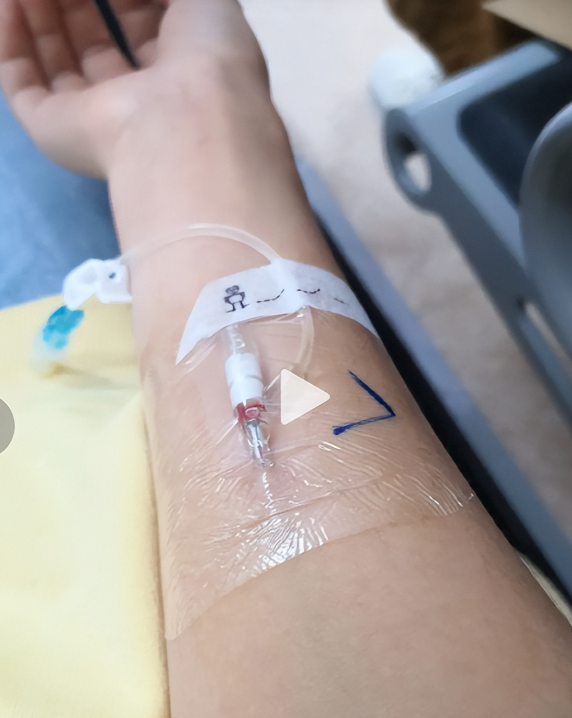 21岁大三女生癌症去世！临终视频曝光：紧握妈妈的手不松开