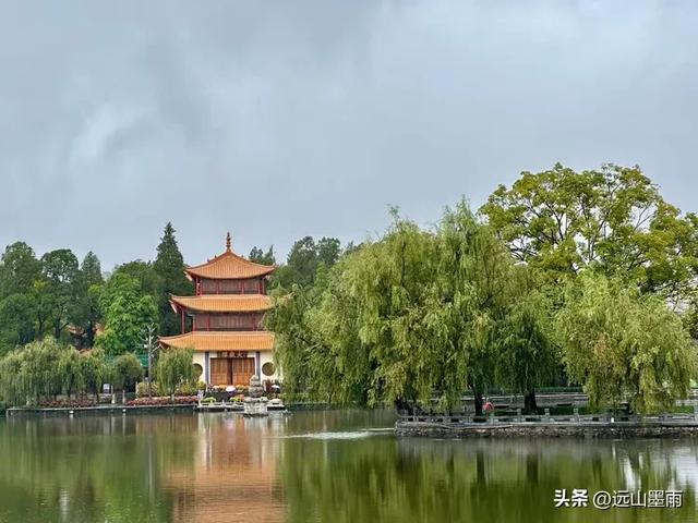 假日徒步，走昆明滇池草海之开合浮桥、雨中打卡新晋网红地，休闲