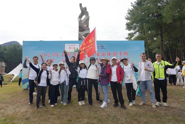 雁山区大埠乡举办“五嵅一家”旅游徒步活动
