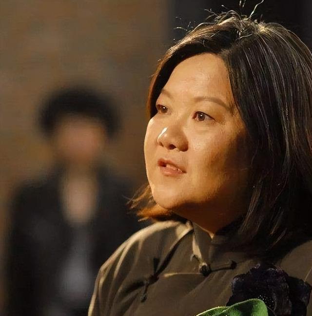 陈凯歌前妻洪晃晒京郊院子，空地上百平，爱马仕被她拍出廉价感