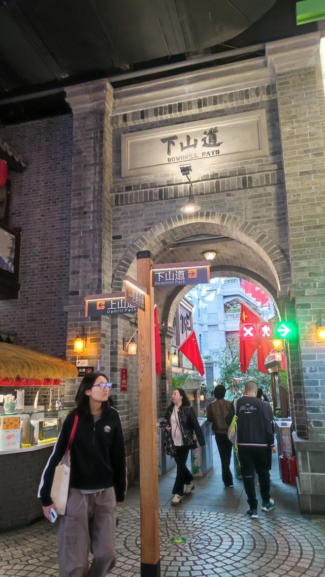 长春这有山摩肩擦踵，南湖公园绿树迎风