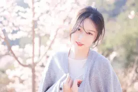 在飞机上，与冷艳美女的一场艳遇，竟然意外发现了她的秘密（1）图片