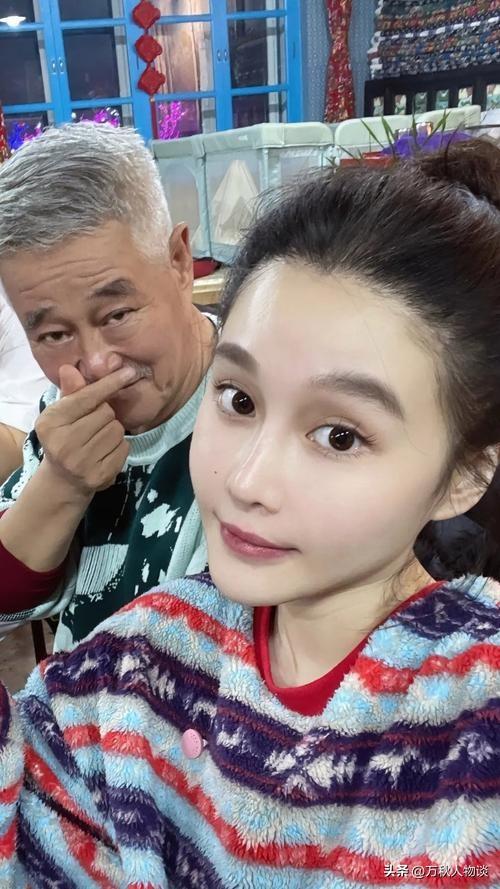 有钱有什么用?68岁赵本山近况曝光，三人打伞伺候	，女儿是心头病