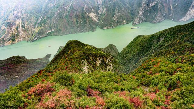 一江碧水，两岸红叶，静看三峡绚丽之秋