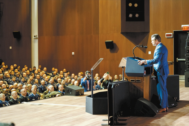 摊牌了！美国备战信号强烈，川普要“砍官增兵”，第一波福利已发