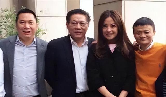 不是黄晓明！也不是马云！如今替赵薇收拾烂摊子的，竟是这个男人