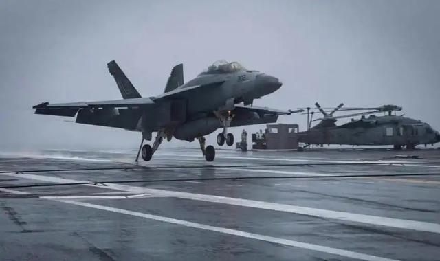 跌落、冲出、被击落？美军战机漏洞百出接连坠毁，丢人丢到全世界