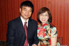 他功成名就后，给妻子2000万零花，她回报上百亿，女婿是青年导演图片