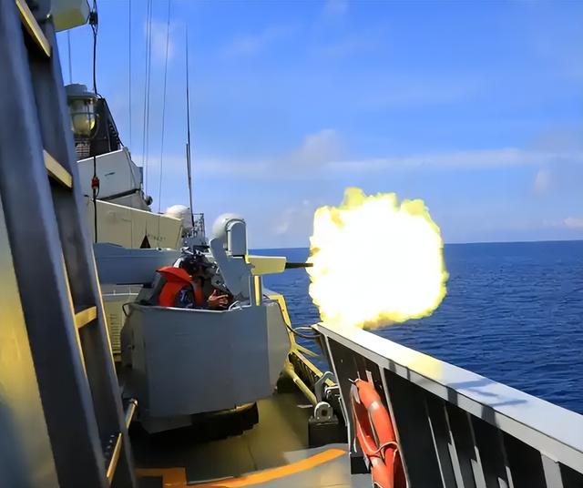 高市早苗拒不道歉，中日军方隔空对阵	，自卫队抢先发射实弹挑衅