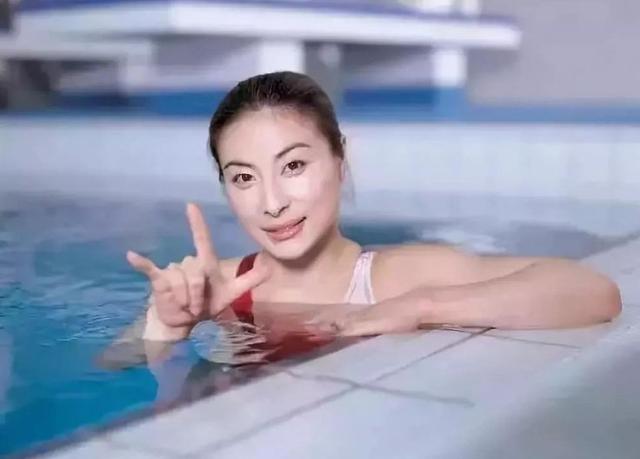 临近年关	，轻松"拿捏"霍启刚的郭晶晶，竟意外走上了倪萍的老路