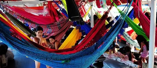 挤爆了！亚马逊河船吊床间距仅30厘米，像水上“拼床大巴”