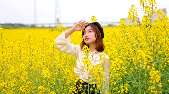 金浪翻涌醉春光 乐山嘉农粮蔬基地油菜花田美如画