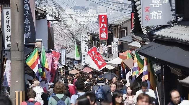 不听劝去日本的游客慌了，滞留机场连吃饭都成问题，当初为啥要去