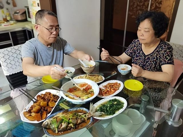 “吃饭七分饱”被推翻了？专家：过了58岁，吃饭尽量要做到这6点