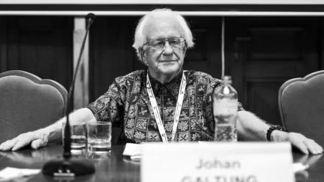 40年前，他预言苏联十年后灭亡，20年后他预言：美国在2025年崩溃