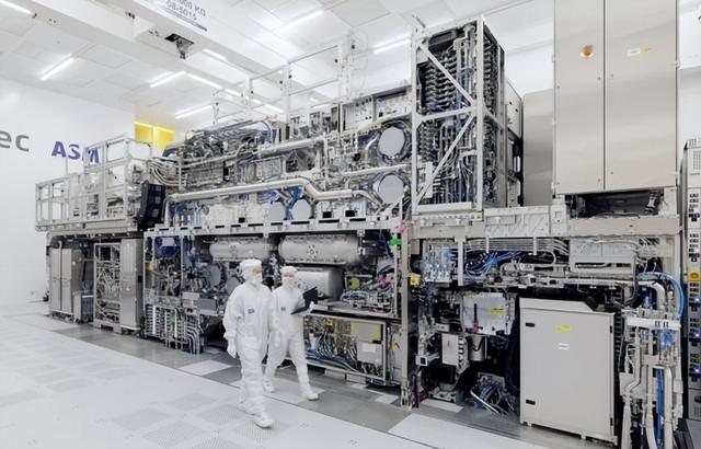 450台光刻机，2153亿！荷兰正式宣布，外媒：ASML开始秋后算账了